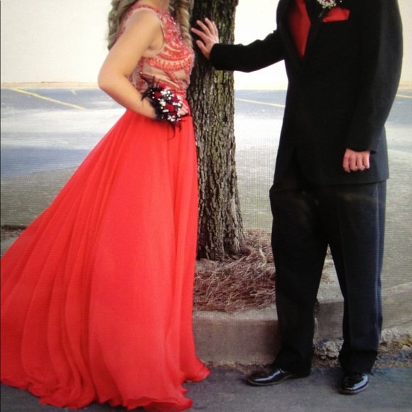 Red Sherri Hill Sadie Robertson Collection - Picture 2 of 8